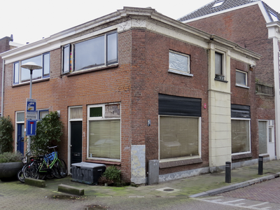 908561 Gezicht op het vervallen hoekpand Thinsstraat 1 te Utrecht, met op de voorgrond de Mgr. van de Weteringstraat.